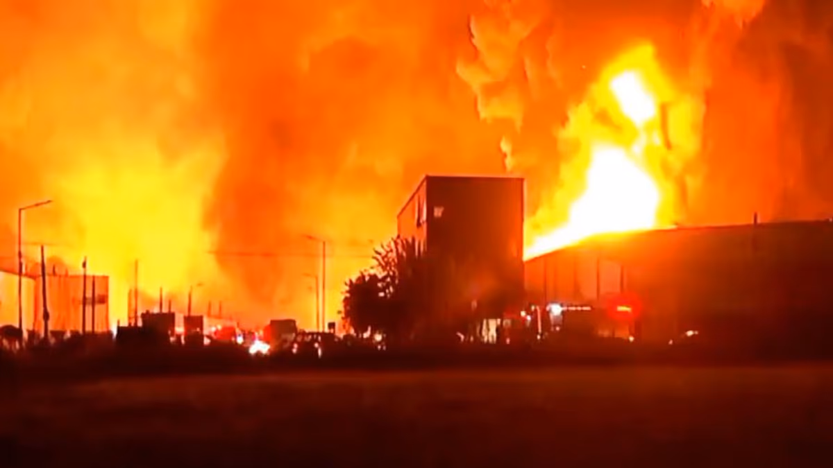 Impresionante explosión e incendio en una fábrica en el Polo Industrial de  Ezeiza: hay 15 heridos | Perfil